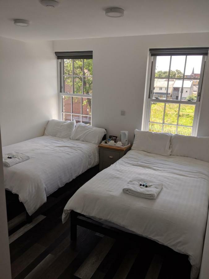 Crofts Hotel Cardiff Bagian luar foto